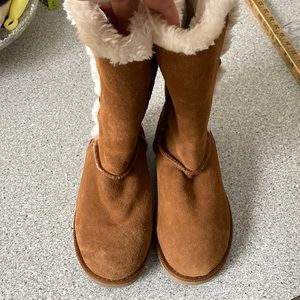 Women’s faux Sherpa lined sueded boots.
